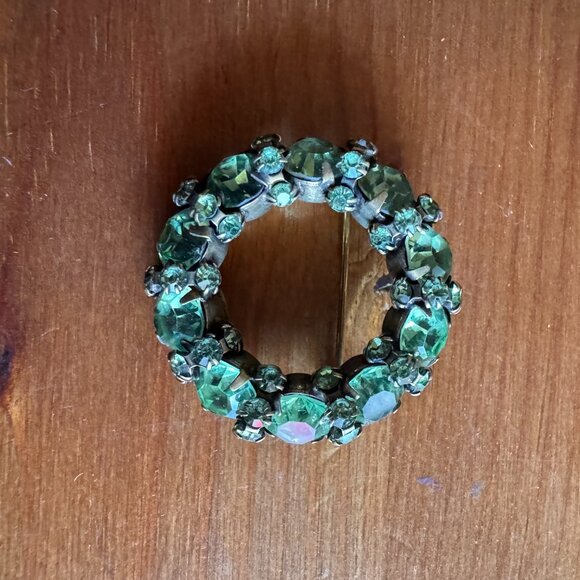 VTG Warner Brass Tone Emerald Green Rhinestone Circle Brooch/Pin 1.25" Diameter - Picture 1 of 4